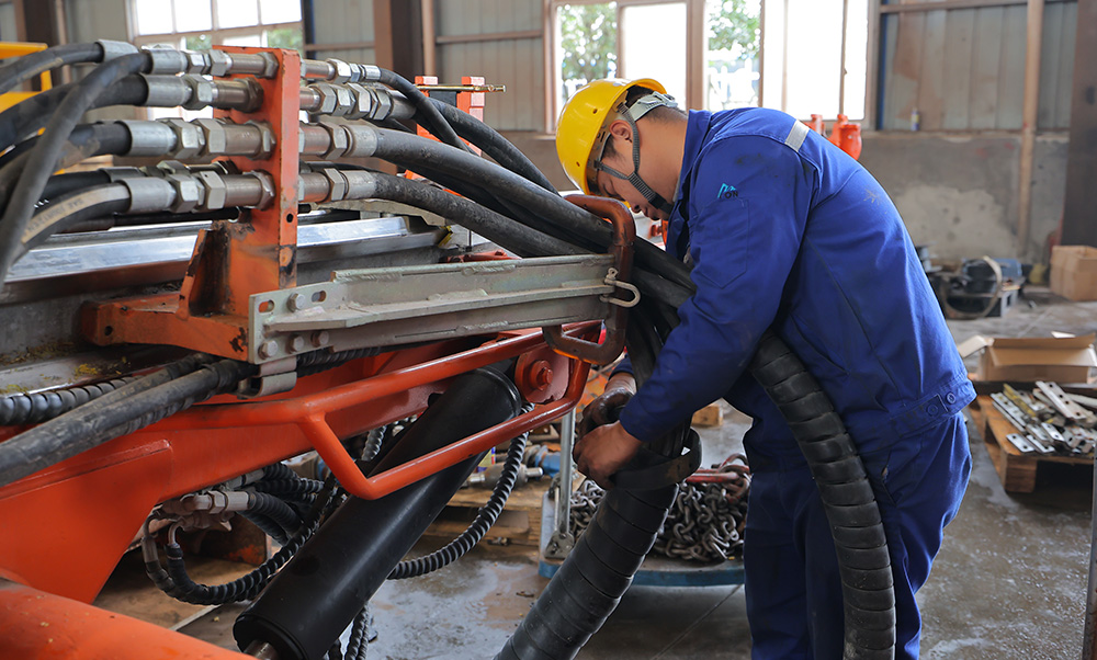 1762495821976034.jpg 三臂凿岩台车-4.jpg