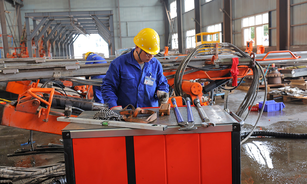 1763518926821215.jpg 三臂凿岩台车-2.jpg